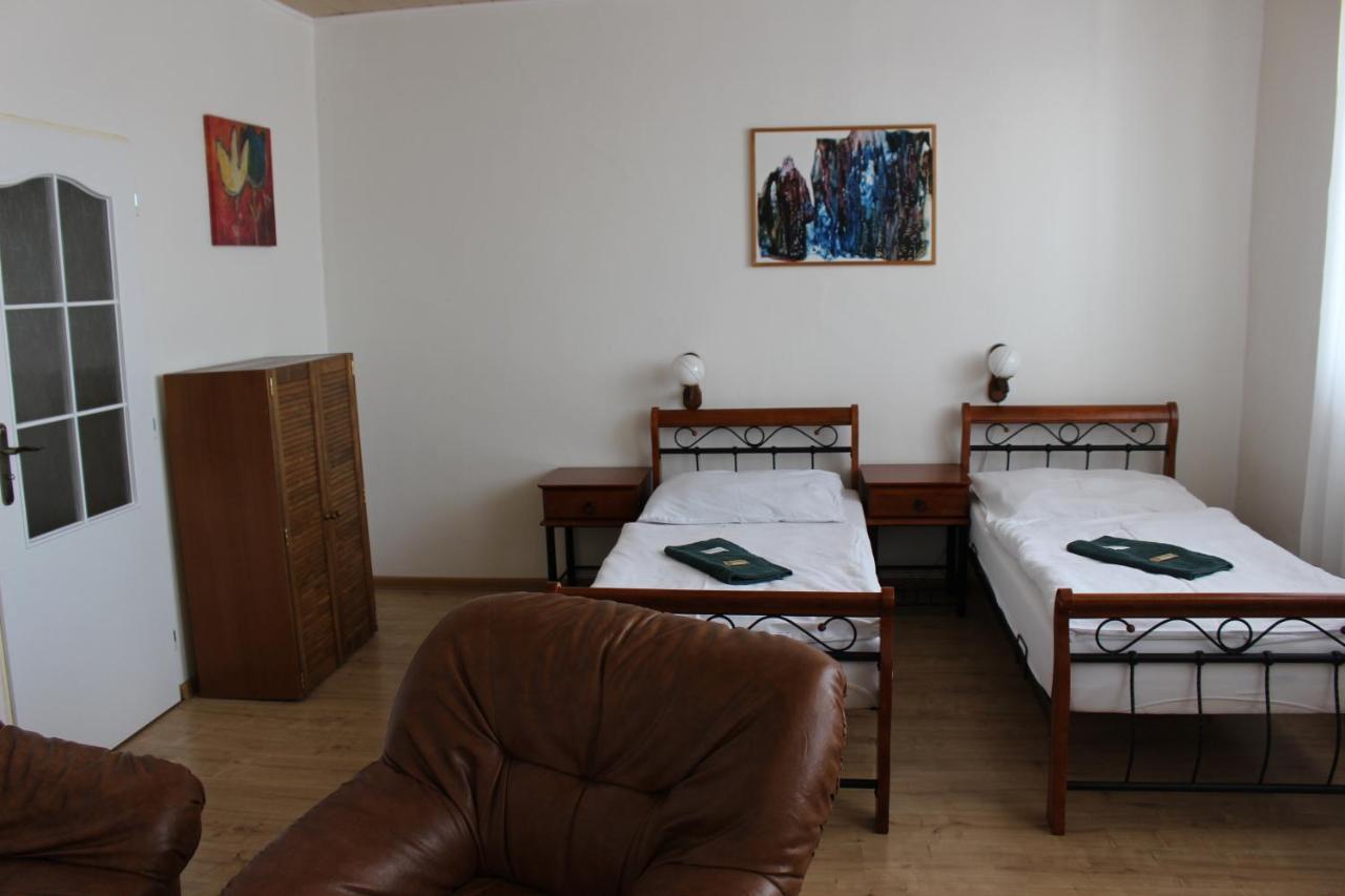 Hotel Cerny Kun Louny Exteriör bild