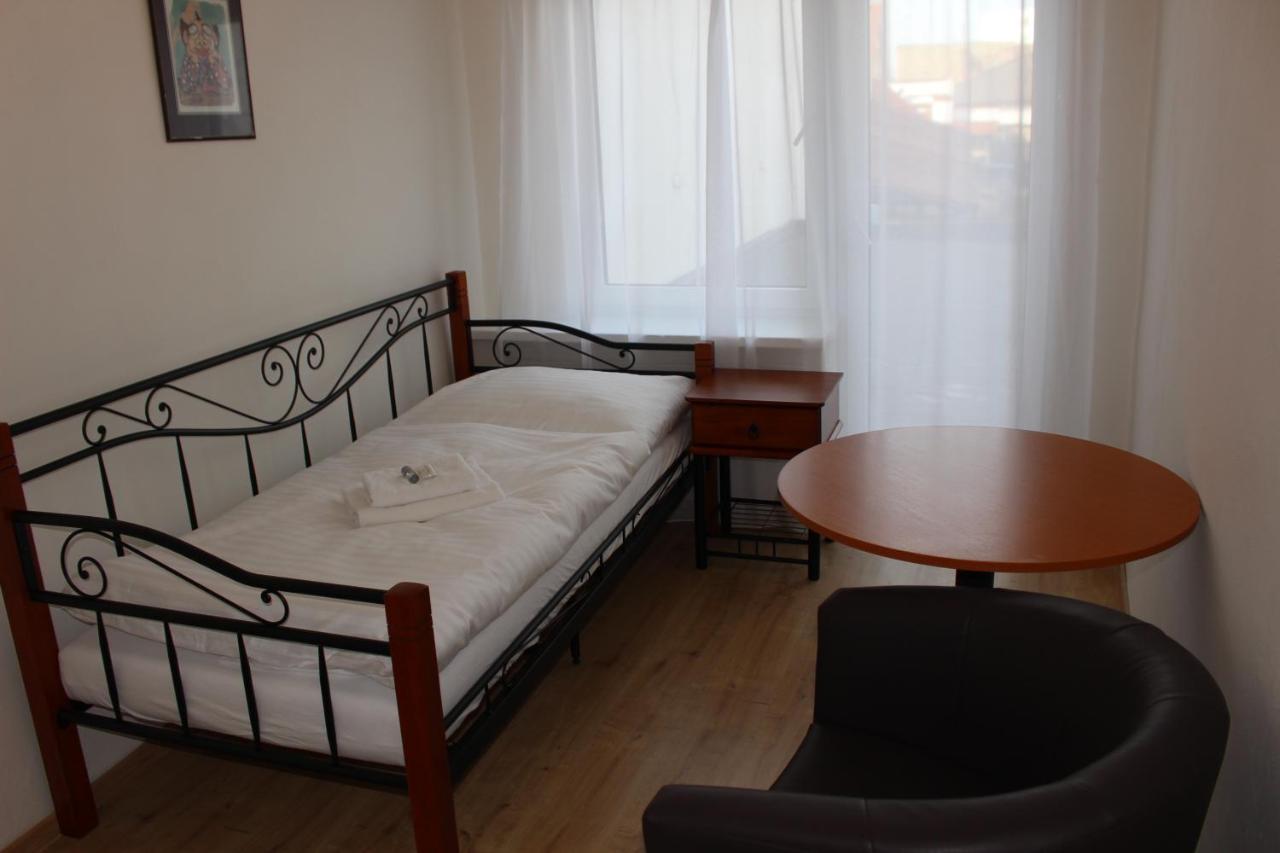 Hotel Cerny Kun Louny Exteriör bild
