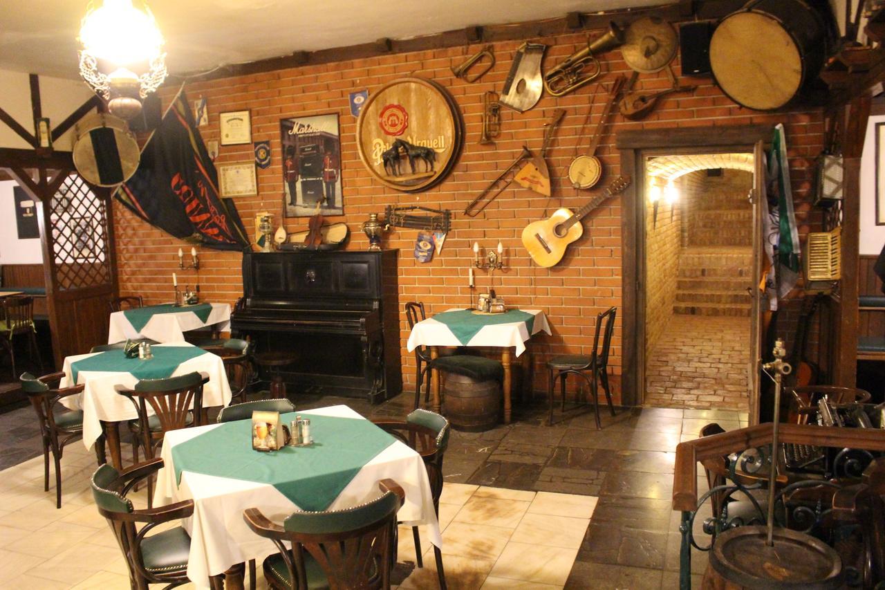 Hotel Cerny Kun Louny Exteriör bild