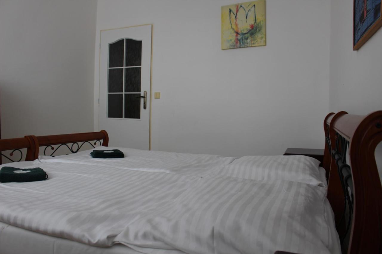 Hotel Cerny Kun Louny Exteriör bild