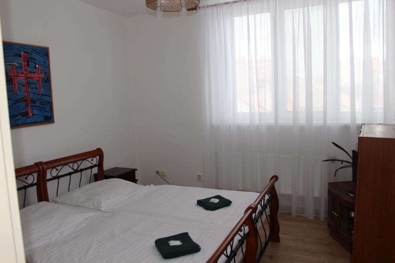 Hotel Cerny Kun Louny Exteriör bild
