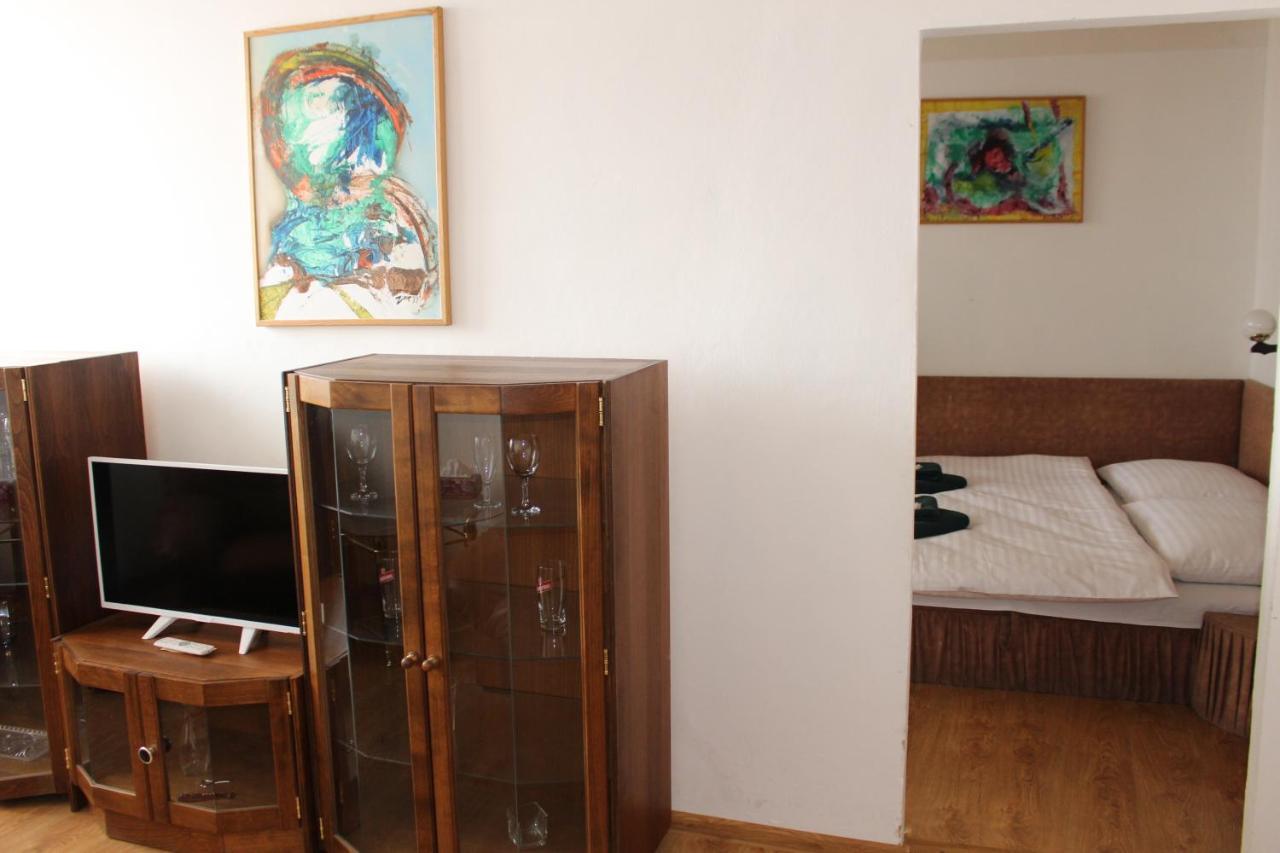 Hotel Cerny Kun Louny Exteriör bild